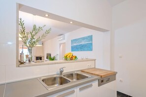 ثلاجة، فرن، غسالة أطباق، ماكينة لصنع القهوة/الشاي