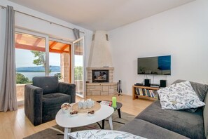 تلفزيون ذكي، مدفأة، كُتُب، مكتبة موسيقى