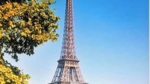The Eiffel Tower with a view of the Seine River and surrounding greenery. - Location 31 Juillet au 15 Aout (Paris)