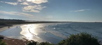 Charming private home. Walk to beach, restaurants, entrance to the Cliff Walk!