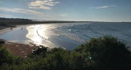 Charming private home. Walk to beach, restaurants, entrance to the Cliff Walk!