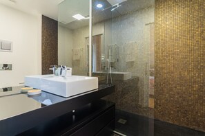 Badewanne, Haartrockner, Handtücher, Shampoo