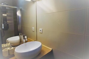 Shower, hair dryer, towels, shampoo