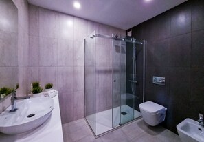 Douche, sèche-cheveux, serviettes fournies, shampoing