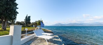 Villa Filoxenia - by the sea - up to 12 guests