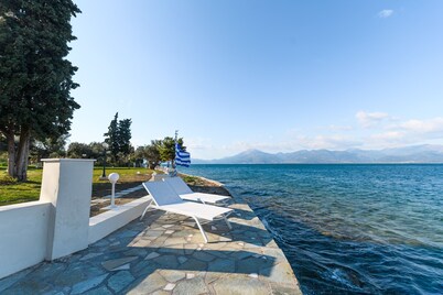 Villa Filoxenia - by the sea - up to 12 guests