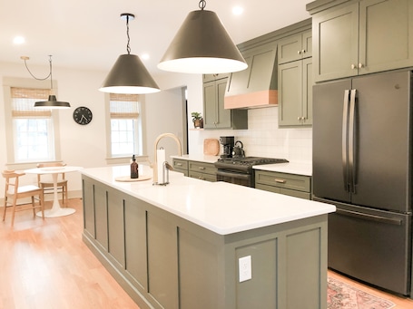 Fridge, microwave, oven, stovetop. 3-Bedroom 🔸 Steps from Bucknell 🔸 Renovated