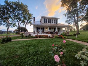 Exterior - Amazing Views! Hot tub Firepit Pet/Kid Friendly 4 Beds Vintage Farmhouse Charm (Sparta)