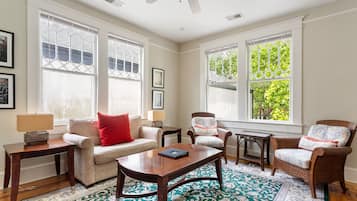 Een televisie en een kantoor