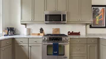 Een koelkast, een magnetron, een oven, een kookplaat