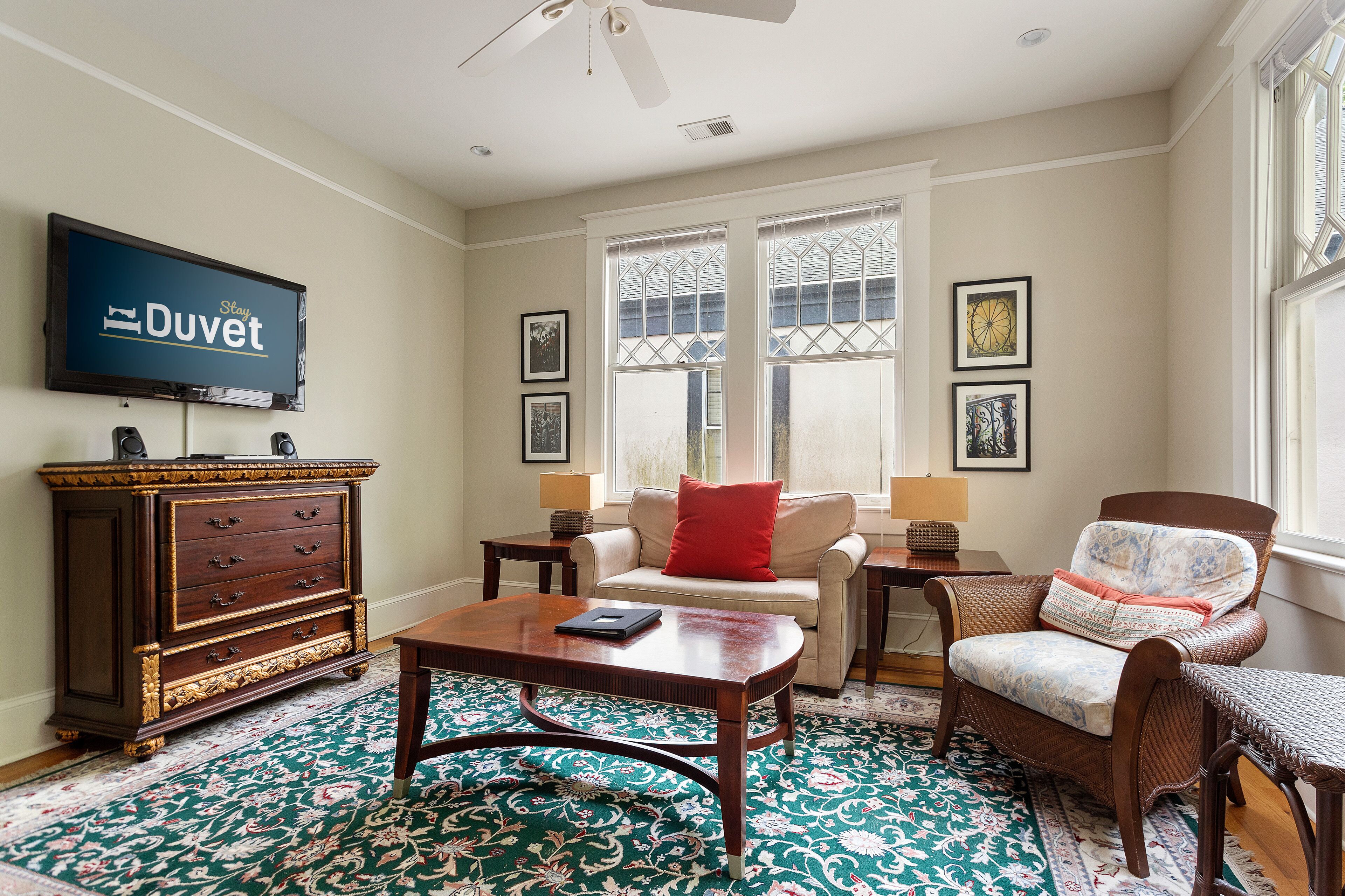 Televisión y oficina 