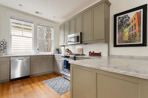 Refrigerador, microondas, horno, placa de cocina