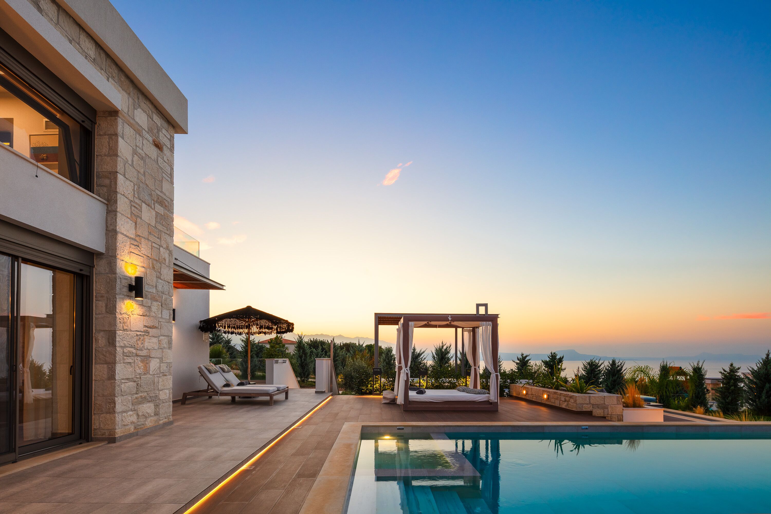 حمّام سباحة مُدفَّأ، مقاعد للتشمس