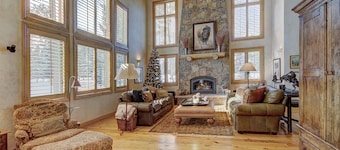 Amazing Mountain Home! XMAS 3 Night AVAIL Excellent Location. Early checkin.