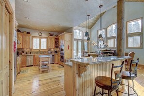 Fridge, microwave, oven, stovetop - Amazing Mountain Home! XMAS 3 Night AVAIL Excellent Location. Early checkin. (Breckenridge)