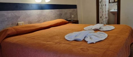 Standaard tweepersoonskamer | Een minibar, een kluis op de kamer, beddengoed