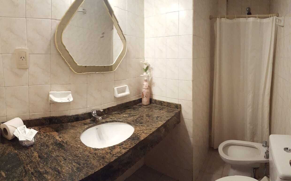 經典三人房 | 浴室 | 提供毛巾