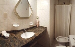 Chambre Triple Classique | Salle de bain