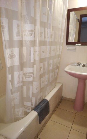 Standard Twin Room | Bathroom | Towels - Crystal Hotel (Salta)