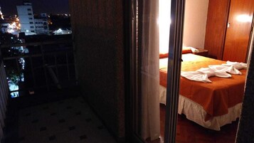 Minibar, caja de seguridad en la habitación y ropa de cama 