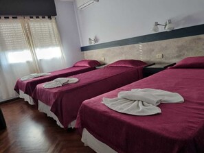 ميني بار وخزنة داخل الغرفة وملاءات أسرّة