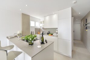 Geladeira, fogão, lava-louças, cafeteira/chaleira