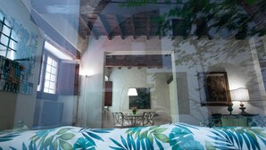 A room with a bed, a desk, and a chair. There is a window and a door. - Torre dei Sapiti Apartment with private courtyard (Firenze)
