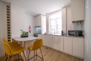 ثلاجة، ميكروويف، فرن، موقد طهي مسطح