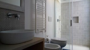 SĂšche-cheveux, serviettes fournies, savon, papier toilette
