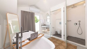 Penthouse romántico | Baño | Secadora de cabello, pantuflas, toallas, papel de baño 