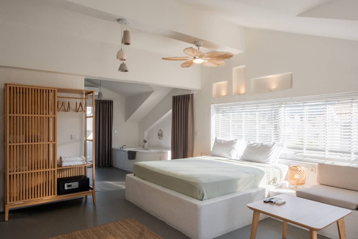 Romantic Penthouse | 1 bedroom, desk, soundproofing, iron/ironing board