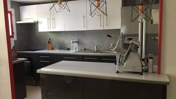 Réfrigérateur, micro-ondes, four, plaque de cuisson