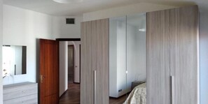 6 bedrooms, iron/ironing board, free WiFi, bed sheets