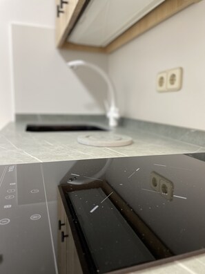 Een koelkast, een microgolfoven, een kookplaat, een vaatwasser