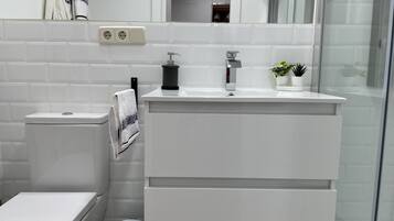 Een douche, een haardroger, handdoeken, zeep