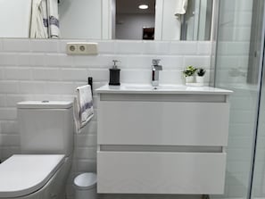 Een douche, een haardroger, handdoeken, zeep