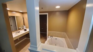 Combined shower/bathtub, jetted bath, hair dryer, towels
