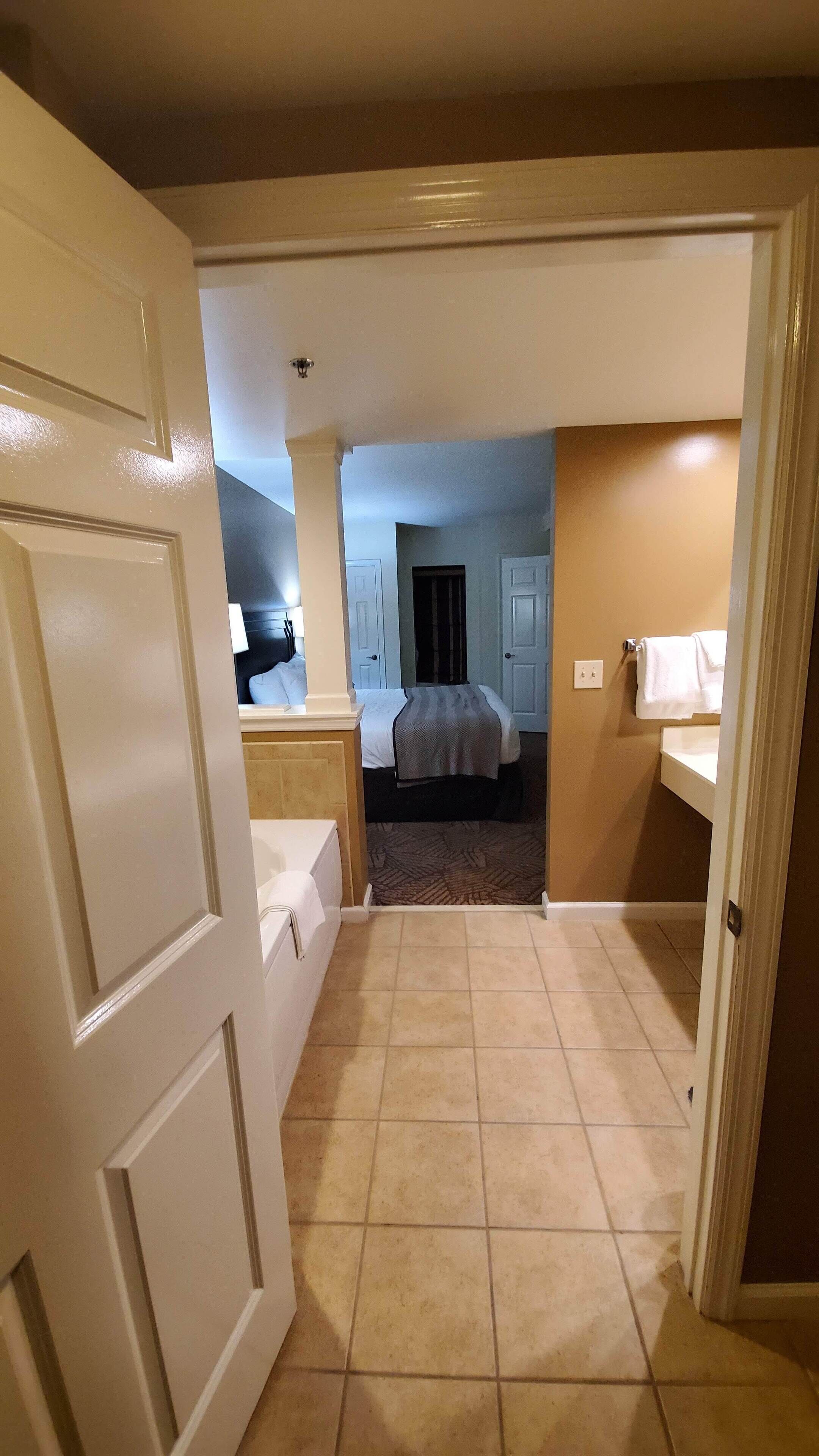 2 chambres, fer et planche à repasser, Wi-Fi gratuit, draps fournis