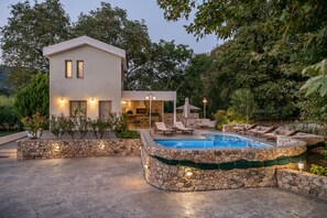 A modern house with a swimming pool, stone walls, and outdoor furniture. - Villa Nature, Private Pool, 5 min to Sandy Beach! (Chania)