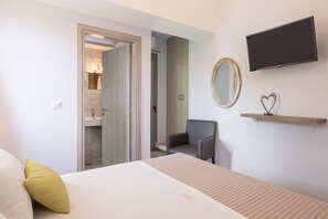 2 室のベッドルーム、セーフティボックス (室内)、デスク、アイロン / アイロン台