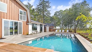 A modern house with a swimming pool, wooden deck, and a view of trees. - Chardonnay Estate - 6 Suites in the heart of wine region 2 ml from Sonoma Square (Sonoma)