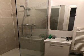 Dusche, Haartrockner, Handtücher, Seife