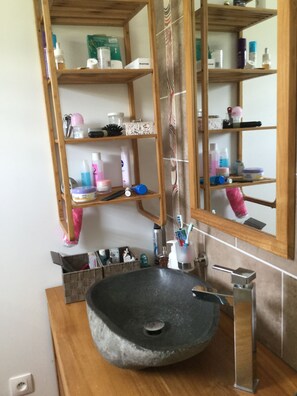 Douche, séchoir à cheveux, serviettes fournies, papier de toilette