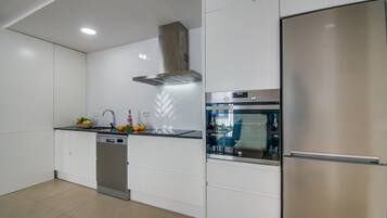 Een koelkast, een magnetron, een oven, een vaatwasser