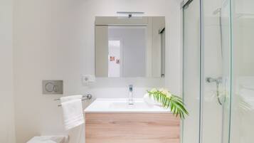 Een douche, een haardroger, handdoeken