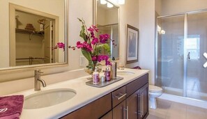 Bañera con ducha, artículos de tocador ecológicos, secador de pelo