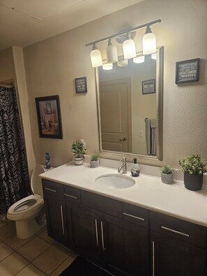 Bañera con ducha, artículos de tocador ecológicos, secador de pelo