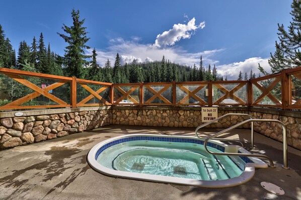 Tina de hidromasaje al aire libre