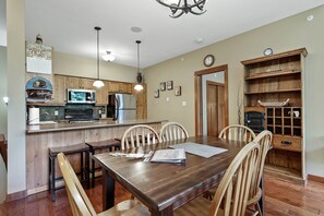 Dining - Welcome to The Evergreen (Sun Peaks)