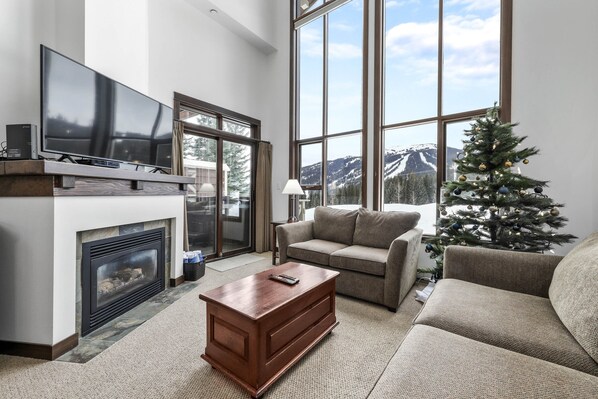 TV, fireplace - A condo with a view that takes your breath away (Sun Peaks)